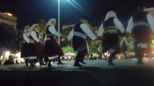 Χορευτές του Λαϊκού Εργαστηρίου Πάτρας με παραδοσιακές στολές στην παρέλαση, 7η Γιορτή Χορευτικών Συγκροτημάτων 2019
