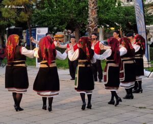 Χορευτές του Λαϊκού Εργαστηρίου Πάτρας σε παραδοσιακό χορό, Ψηλά Αλώνια 2022