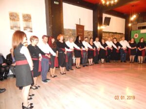 Χορεύτριες με παραδοσιακή στολή σε κίνηση χορού, 2019
