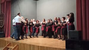 Χορευτές του Λαϊκού Εργαστηρίου Πάτρας σε παραδοσιακό χορό στο Σπίτι του Πολιτισμού, 2020