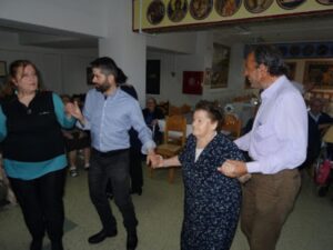 Μέλη της χορευτικής ομάδας σε παραδοσιακό βήμα χορού, 2018