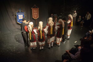 Οι χορευτικές ομάδες του Λαϊκού Εργαστηρίου Πάτρας σε παραδοσιακό χορό επί σκηνής, 2023