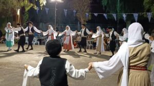 Χορευτές του Λαϊκού Εργαστηρίου Πάτρας χορεύουν χορούς του Αιγαίου, πλατεία Ανδρούτσου 2023