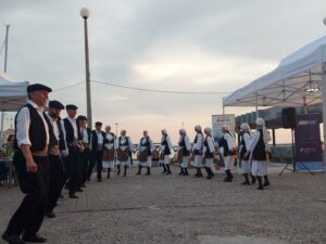 Χορευτές του Λαϊκού Εργαστηρίου Πάτρας χορεύουν χορούς της Μακεδονίας, 27η Έκθεση Κρήτη 2022