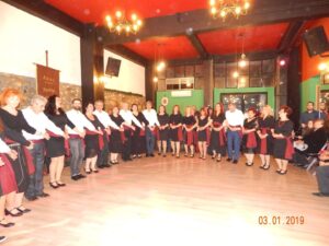 Η χορευτική ομάδα σε σχηματισμό στη σκηνή, εκδήλωση πίτας 2019