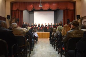 Κοινό παρακολουθεί την παράσταση στην εκδήλωση κοπής πίτας, 2024