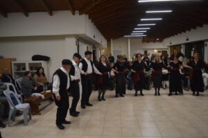 Η ομάδα ενηλίκων του Λαϊκού Εργαστηρίου Πάτρας σε παραδοσιακό χορό, Ιχθυόσκαλα 2025
