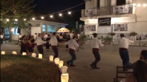 Η χορευτική ομάδα του Λαϊκού Εργαστηρίου Πάτρας στον προαύλιο χώρο της Μέριμνας, 2019