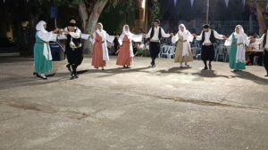 Χορευτές του Λαϊκού Εργαστηρίου Πάτρας χορεύουν χορούς του Αιγαίου, πλατεία Ανδρούτσου 2023