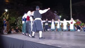 Χορευτές του Λαϊκού Εργαστηρίου Πάτρας σε παραδοσιακό κύκλο, χοροί Κεφαλονιάς και Κυθήρων, Ψηλά Αλώνια 2024