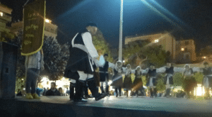 Χορευτές του Λαϊκού Εργαστηρίου Πάτρας με παραδοσιακές στολές στην παρέλαση, 7η Γιορτή Χορευτικών Συγκροτημάτων 2019