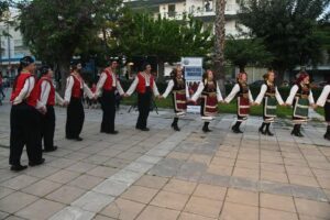 Χορευτές του Λαϊκού Εργαστηρίου Πάτρας σε παραδοσιακό χορό, Ψηλά Αλώνια 2022