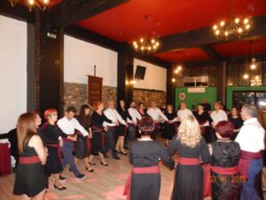 Χορευτές του Λαϊκού Εργαστηρίου Πάτρας σε παράσταση, 2019