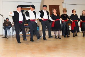 Η ομάδα ενηλίκων του Λαϊκού Εργαστηρίου Πάτρας σε παραδοσιακό χορό, Ιχθυόσκαλα 2025