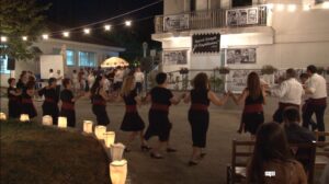 Η χορευτική ομάδα του Λαϊκού Εργαστηρίου Πάτρας στον προαύλιο χώρο της Μέριμνας, 2019