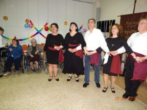 Μέλη της χορευτικής ομάδας χορεύουν με συμμετέχοντες, Άσυλο Ανιάτων 2019