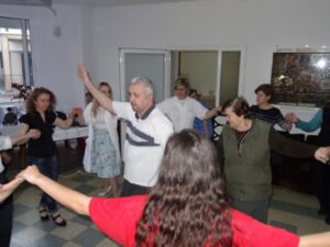 Συμμετέχοντες χορεύουν μαζί στο ευγηρείο Αγία Σκέπη, 2018