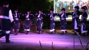 Χορευτές του Λαϊκού Εργαστηρίου Πάτρας σε παραδοσιακό χορό στη σκηνή, πλατεία Κυδωνιάτη 2019