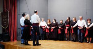 Χορευτές του Λαϊκού Εργαστηρίου Πάτρας σε παραδοσιακό χορό στο Σπίτι του Πολιτισμού, 2020