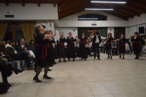 Η ομάδα ενηλίκων του Λαϊκού Εργαστηρίου Πάτρας σε παραδοσιακό χορό, Ιχθυόσκαλα 2025