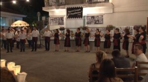 Η χορευτική ομάδα του Λαϊκού Εργαστηρίου Πάτρας στον προαύλιο χώρο της Μέριμνας, 2019