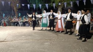 Χορευτές του Λαϊκού Εργαστηρίου Πάτρας χορεύουν χορούς του Αιγαίου, πλατεία Ανδρούτσου 2023