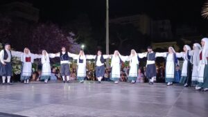 Χορευτές του Λαϊκού Εργαστηρίου Πάτρας σε παραδοσιακό κύκλο, χοροί Κεφαλονιάς και Κυθήρων, Ψηλά Αλώνια 2024