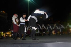 Χορευτές του Λαϊκού Εργαστηρίου Πάτρας με παραδοσιακές στολές στην παρέλαση, 7η Γιορτή Χορευτικών Συγκροτημάτων 2019