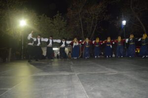 Η ομάδα ενηλίκων του Λαϊκού Εργαστηρίου Πάτρας χορεύει χορούς της Μικράς Ασίας, Ψηλά Αλώνια 2023