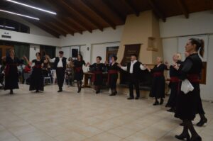 Η ομάδα ενηλίκων του Λαϊκού Εργαστηρίου Πάτρας σε παραδοσιακό χορό, Ιχθυόσκαλα 2025