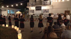 Η χορευτική ομάδα του Λαϊκού Εργαστηρίου Πάτρας στον προαύλιο χώρο της Μέριμνας, 2019