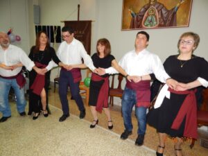 Μέλη της χορευτικής ομάδας χορεύουν με συμμετέχοντες, Άσυλο Ανιάτων 2019