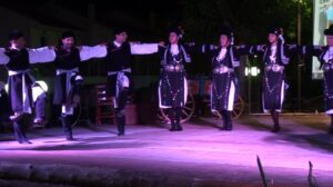 Χορευτές του Λαϊκού Εργαστηρίου Πάτρας σε παραδοσιακό χορό στη σκηνή, πλατεία Κυδωνιάτη 2019