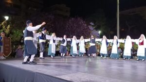 Χορευτές του Λαϊκού Εργαστηρίου Πάτρας σε παραδοσιακό κύκλο, χοροί Κεφαλονιάς και Κυθήρων, Ψηλά Αλώνια 2024