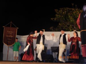 Χορευτές του Λαϊκού Εργαστηρίου Πάτρας σε ομαδική φωτογραφία στη σκηνή, 2018