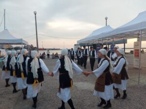 Χορευτές του Λαϊκού Εργαστηρίου Πάτρας χορεύουν χορούς της Μακεδονίας, 27η Έκθεση Κρήτη 2022