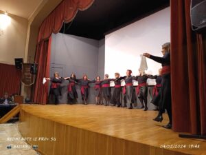 Χορευτές του Λαϊκού Εργαστηρίου Πάτρας σε παραδοσιακό χορό στη σκηνή, 2024