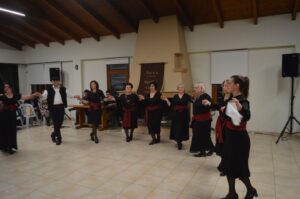 Η ομάδα ενηλίκων του Λαϊκού Εργαστηρίου Πάτρας σε παραδοσιακό χορό, Ιχθυόσκαλα 2025