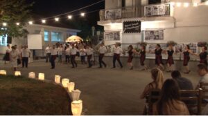 Η χορευτική ομάδα του Λαϊκού Εργαστηρίου Πάτρας στον προαύλιο χώρο της Μέριμνας, 2019