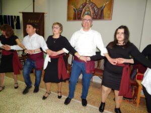 Μέλη της χορευτικής ομάδας χορεύουν με συμμετέχοντες, Άσυλο Ανιάτων 2019