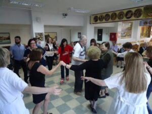 Δύο τρόφιμοι της Αγίας Σκέπης συνομιλούν κατά την εκδήλωση, 2018