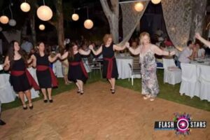 Χορεύτριες σε κύκλο χορεύουν στη Μεσσηνιακή Βραδιά 2017