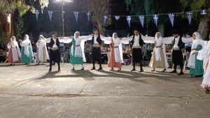 Χορευτές του Λαϊκού Εργαστηρίου Πάτρας χορεύουν χορούς του Αιγαίου, πλατεία Ανδρούτσου 2023