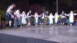 Χορευτές του Λαϊκού Εργαστηρίου Πάτρας σε παραδοσιακό κύκλο, χοροί Κεφαλονιάς και Κυθήρων, Ψηλά Αλώνια 2024