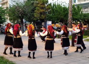 Χορευτές του Λαϊκού Εργαστηρίου Πάτρας σε παραδοσιακό χορό, Ψηλά Αλώνια 2022