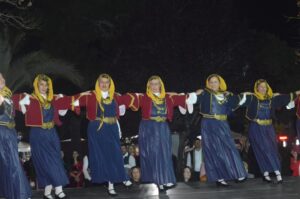 Η ομάδα ενηλίκων του Λαϊκού Εργαστηρίου Πάτρας χορεύει χορούς της Μικράς Ασίας, Ψηλά Αλώνια 2023