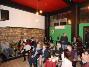 Κοινό στα τραπέζια παρακολουθεί με ενδιαφέρον, 2019