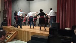 Χορευτές του Λαϊκού Εργαστηρίου Πάτρας σε παραδοσιακό χορό στο Σπίτι του Πολιτισμού, 2020