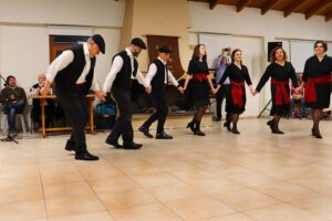 Η ομάδα ενηλίκων του Λαϊκού Εργαστηρίου Πάτρας σε παραδοσιακό χορό, Ιχθυόσκαλα 2025