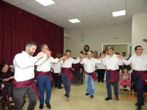 Μέλη της χορευτικής ομάδας χορεύουν με συμμετέχοντες, Άσυλο Ανιάτων 2019